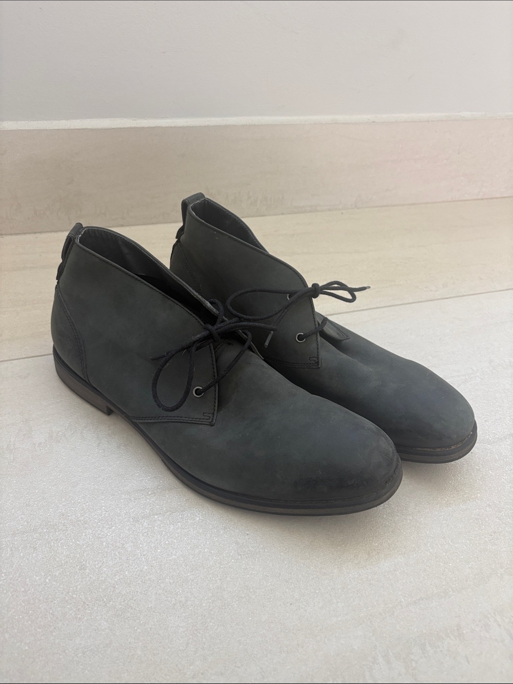 Men's Black Lace-Up Chukka Boots - Sleek Urban Style